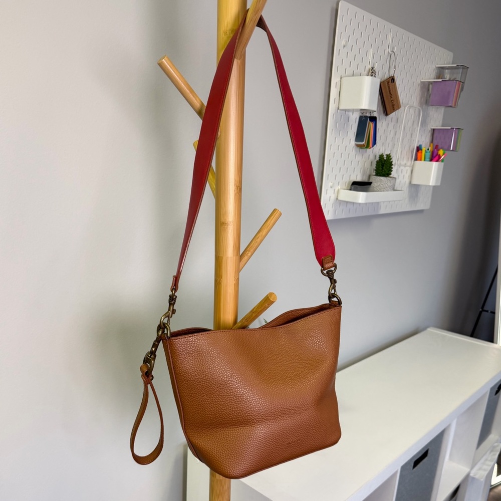Angela Roi ANGELOU MINI BUCKET BROWN/RED vegan Leather Bag - Picture 5 of 8